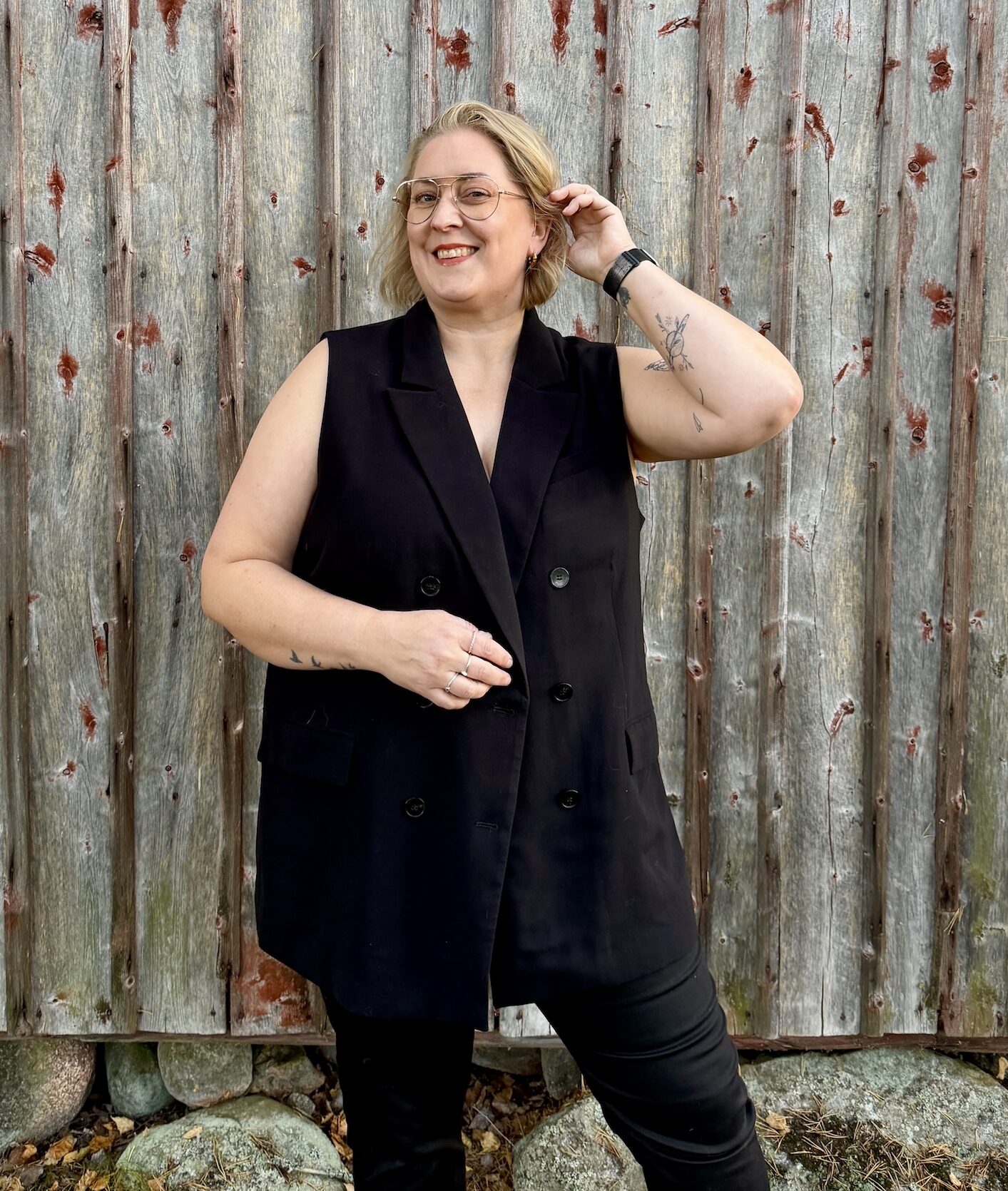 Linda Hörnfeldt utomhus vid en trävägg